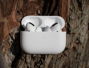 AirPods auf Holzuntergrund